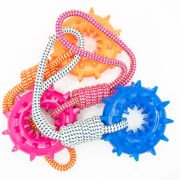 Jaké jsou výhody designu vybavení Cotton Rope With Plastic Gear Dog Toy?